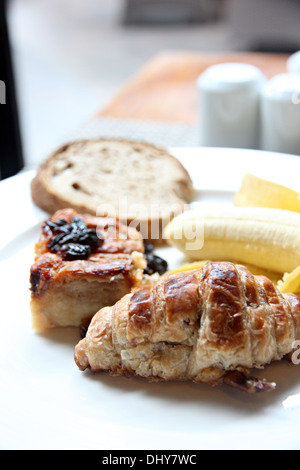 Pain aux bananes Zoom feuille et pain grillé dans un plat blanc de petit-déjeuner. Banque D'Images