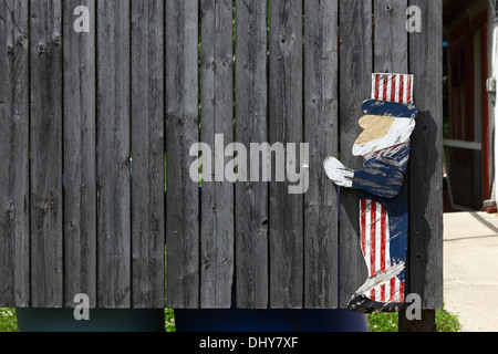 Figurine peinte en bois de l'oncle Sam (une personnification nationale commune du gouvernement fédéral des États-Unis) sur la clôture, près de Gettysburg, États-Unis Banque D'Images