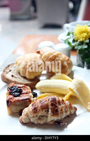 Fiche technique pain aux bananes et pain grillé dans un plat blanc de petit-déjeuner. Banque D'Images