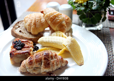 Image Gros plan feuille de pain aux bananes et pain grillé dans un plat blanc de petit-déjeuner. Banque D'Images