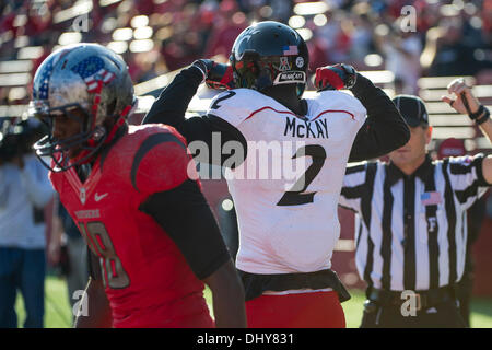 16 novembre 2013 - Piscataway, New Jersey, États-Unis - 16 novembre 2013 : Cincinnati Bearcats wide receiver Mekale McKay (2) après réception des gestes un touché pendant le jeu entre Cincinnati Bearcats et Rutgers Scarlet Knights au stade des solutions Highpoint à Piscataway, New Jersey Le Cincinnati Bearcats vaincre le Rutgers Scarlet Knights 52-17. Banque D'Images