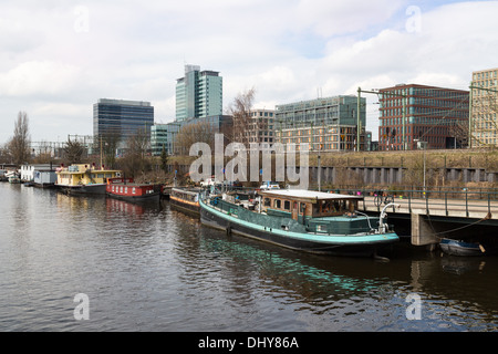 Ville d'Amsterdam avec les immeubles de bureaux et houseboats Banque D'Images