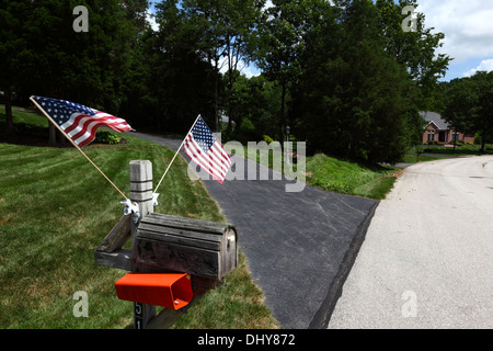 2 drapeaux américains sur boîte aux lettres en bois dans une banlieue résidentielle, Gettysburg, Pennsylvanie, États-Unis Banque D'Images