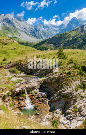 Beau paysage avec une cascade dans les Pyrénées espagnoles Banque D'Images