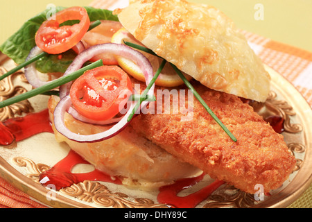 Sandwich de poisson frit garni de légumes et la réduction de balsamique à la framboise Banque D'Images