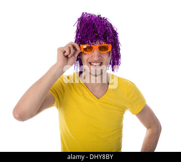 Homme avec lunettes orange et violet perruque isolated over white Banque D'Images