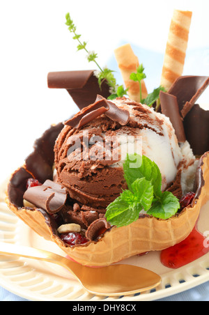 Glace vanille chocolat servi dans waffle basket Banque D'Images