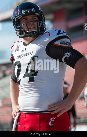 Piscataway, New Jersey, USA. 16 Nov, 2013. 16 novembre 2013 : Cincinnati Bearcats punter, John Lloyd (24) cherche sur pendant le jeu entre Cincinnati Bearcats et Rutgers Scarlet Knights à Highpoint Solutions Stadium à Piscataway, New Jersey. Credit : csm/Alamy Live News Banque D'Images