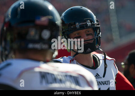 Piscataway, New Jersey, USA. 16 Nov, 2013. 16 novembre 2013 : Cincinnati Bearcats quarterback Brendon Kay (11) cherche sur pendant le jeu entre Cincinnati Bearcats et Rutgers Scarlet Knights à Highpoint Solutions Stadium à Piscataway, New Jersey. Credit : csm/Alamy Live News Banque D'Images