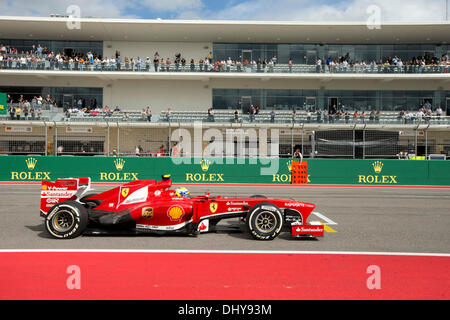 F1 Fernando Alonso pilote de voiture de course de la Scuderia Ferrari sur la main d'emblée lors des qualifications pour le Grand Prix des Etats-Unis à l'3,2 kilomètre de la piste du circuit des Amériques à l'extérieur de Austin, Texas. Alonso qualifié pour la course, qui a eu lieu le jour suivant. Banque D'Images