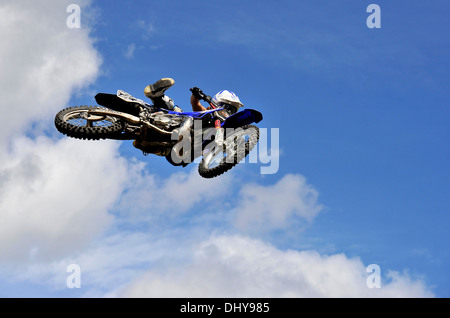 Un high flying cross rider effectuer une antenne stunt Banque D'Images