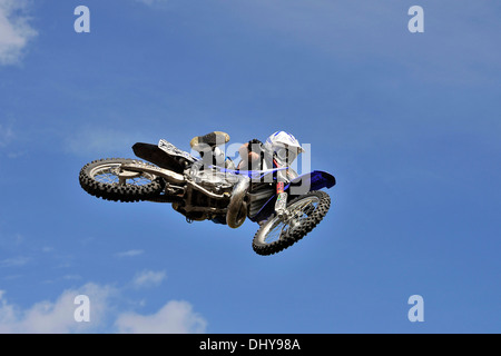 Un high flying cross rider effectuer une antenne stunt Banque D'Images
