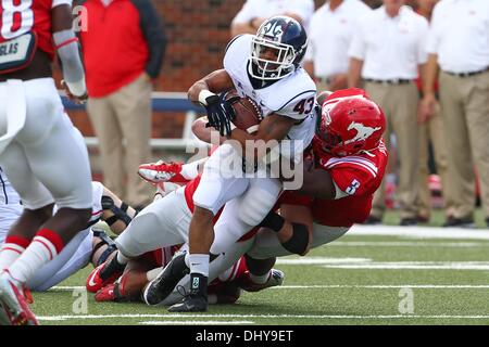 University Park, TX, USA. 16 Nov, 2013. 16 novembre 2013 : Connecticut Huskies Lyle running back McCombs (43) se précipite au cours d'un match de football NCAA college quand l'hôte de la SMU Université du Connecticut à Gerald J. Ford Stadium à University Park, TX. Neil Fonville/CSM/Alamy Live News Banque D'Images