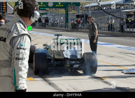 Lewis Hamilton, pilote de Mercedes AMG Petronas caoutchouc burns quitter la session pratique à fosses pour F1 Grand Prix des Etats-Unis Banque D'Images