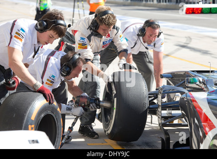 Sauber F1 Team pit crew d'Esteban Gutierrez pilote au cours de l'action au pit session pratique pour la Formule1 Grand Prix des Etats-Unis Banque D'Images