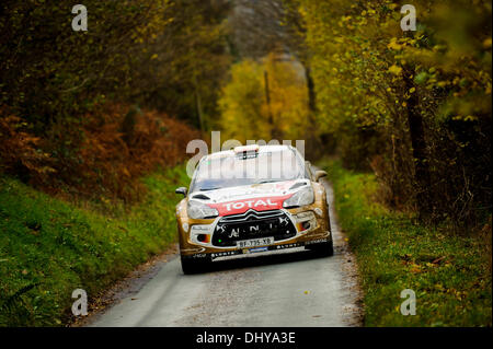 Wrexham, Wales. 16 Nov, 2013. Dani Sordo et Carlos del Barrio de l'Espagne (ESP) conduire leur CITROËN TOTAL WRT ABU DHABI Citroen DS3 WRC sur la route l'article avant l'étape de Chirk (SS15) au cours de la 3e journée de Wales Rally GB, la finale du Championnat des rallyes de la FIA 2013 Word. Credit : Action Plus Sport/Alamy Live News Banque D'Images