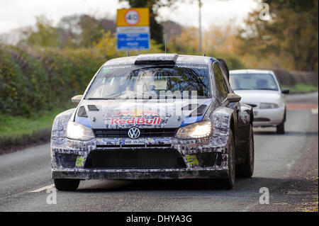 Wrexham, Wales. 16 Nov, 2013. Andreas Mikkelsen de Norvège (NOR) et Mikko Markkula de Finlande (FIN) conduire les VOLKSWAGEN MOTORSPORT II Volkswagen Polo R WRC sur la route l'article avant l'étape de Chirk (SS15) au cours de la 3e journée de Wales Rally GB, la finale du Championnat des rallyes de la FIA 2013 Word. Credit : Action Plus Sport/Alamy Live News Banque D'Images