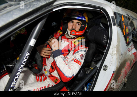 Wrexham, Wales. 16 Nov, 2013. Dani Sordo d'Espagne (ESP) obtient dans le CITROËN TOTAL WRT ABU DHABI Citroen DS3 WRC sur la route l'article avant l'étape de Chirk (SS15) au cours de la 3e journée de Wales Rally GB, la finale du Championnat des rallyes de la FIA 2013 Word. Credit : Action Plus Sport/Alamy Live News Banque D'Images