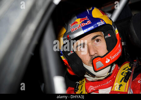 Wrexham, Wales. 16 Nov, 2013. Dani Sordo d'Espagne (ESP) obtient dans le CITROËN TOTAL WRT ABU DHABI Citroen DS3 WRC sur la route l'article avant l'étape de Chirk (SS15) au cours de la 3e journée de Wales Rally GB, la finale du Championnat des rallyes de la FIA 2013 Word. Credit : Action Plus Sport/Alamy Live News Banque D'Images