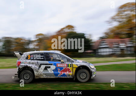 Wrexham, Wales. 16 Nov, 2013. Andreas Mikkelsen de Norvège (NOR) et Mikko Markkula de Finlande (FIN) conduire les VOLKSWAGEN MOTORSPORT II Volkswagen Polo R WRC sur la scène de Chirk (SS15) au cours de la 3e journée de Wales Rally GB, la finale du Championnat des rallyes de la FIA 2013 Word. Credit : Action Plus Sport/Alamy Live News Banque D'Images