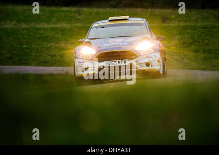 Wrexham, Wales. 16 Nov, 2013. Grotte de Tom et Thomas Ieuan de Grande-Bretagne (GBR) conduire leur SEMERAD 2 WRC Ford Fiesta R5 sur la scène de Chirk (SS15) au cours de la 3e journée de Wales Rally GB, la finale du Championnat des rallyes de la FIA 2013 Word. Credit : Action Plus Sport/Alamy Live News Banque D'Images