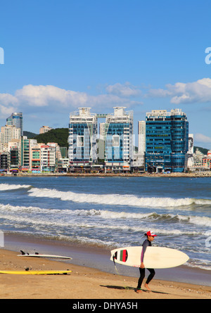 La Corée du Sud, Corée du Sud, la plage de Gwangalli, Skyline, surfer, Banque D'Images