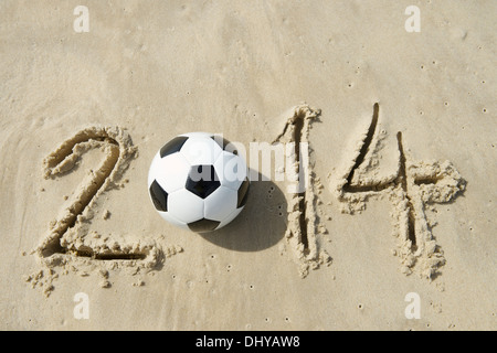 Message pour 2014 faite avec football ballon de football sur la plage à Rio Banque D'Images