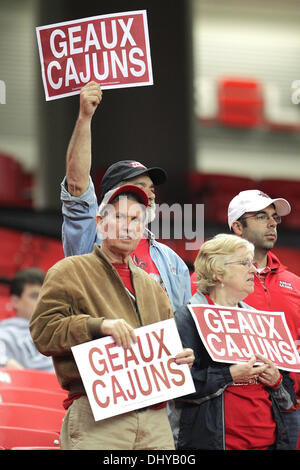 Atlanta, Georgia, USA. 16 Nov, 2013. 16 novembre 2013 : l'Louisiana-Lafayette Ragin' Cadiens (7-2) s'est rendu à la Georgia Dome d'Atlanta, GA de prendre sur l'État de Géorgie Panthers (0-9) dans un match de conférence de ceinture du soleil. Ragin' Cajun fans encourager leur équipe. Louisiana-Lafayette a gagné le match 35-21. Credit : csm/Alamy Live News Banque D'Images