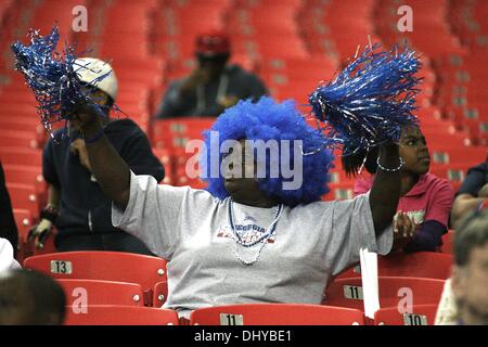 Atlanta, Georgia, USA. 16 Nov, 2013. 16 novembre 2013 : l'Louisiana-Lafayette Ragin' Cadiens (7-2) s'est rendu à la Georgia Dome d'Atlanta, GA de prendre sur l'État de Géorgie Panthers (0-9) dans un match de conférence de ceinture du soleil. Un ventilateur d'État de Géorgie sur Panther ses acclamations. Louisiana-Lafayette a gagné le match 35-21. Credit : csm/Alamy Live News Banque D'Images