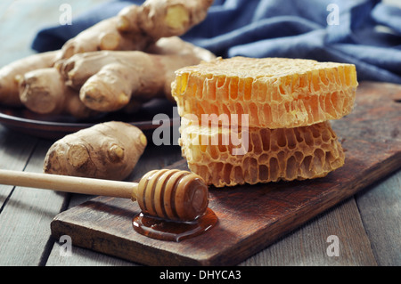 Miel avec gingembre frais sur fond de bois vintage Banque D'Images