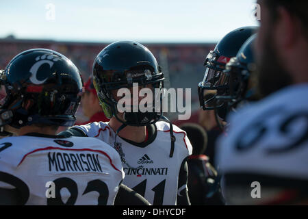 Piscataway, New Jersey, USA. 16 Nov, 2013. 16 novembre 2013 : Cincinnati Bearcats quarterback Brendon Kay (11) parle à son équipe à l'écart pendant le jeu entre Cincinnati Bearcats et Rutgers Scarlet Knights à Highpoint Solutions Stadium à Piscataway, New Jersey. Credit : csm/Alamy Live News Banque D'Images