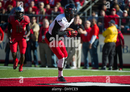 Piscataway, New Jersey, USA. 16 Nov, 2013. 16 novembre 2013 : Cincinnati Bearcats wide receiver Mekale McKay (2) marque un touchdown lors du match entre Cincinnati Bearcats et Rutgers Scarlet Knights à Highpoint Solutions Stadium à Piscataway, New Jersey Le Cincinnati Bearcats vaincre le Rutgers Scarlet Knights 52-17. Credit : csm/Alamy Live News Banque D'Images