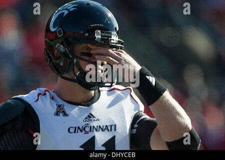 Piscataway, New Jersey, USA. 16 Nov, 2013. 16 novembre 2013 : Cincinnati Bearcats quarterback Brendon Kay (11) a sa main à l'intérieur de son masque protecteur au cours de la partie entre Cincinnati Bearcats et Rutgers Scarlet Knights à Highpoint Solutions Stadium à Piscataway, New Jersey. Credit : csm/Alamy Live News Banque D'Images