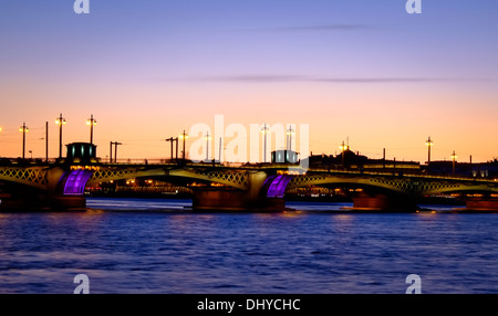 Vue d'un des nombreux ponts sur la Neva à Saint-Pétersbourg, en Russie. Banque D'Images