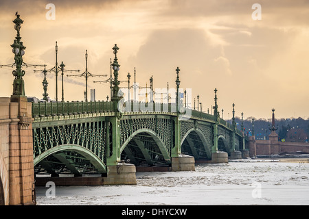 Vue sur le pont de la Trinité à Saint-Pétersbourg sur la Néva gelée dans l'après-midi. Banque D'Images