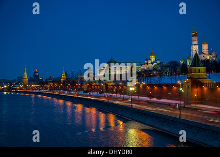 Le Kremlin depuis les rives de la Moskova à Moscou dans la nuit en Fédération de Russie Banque D'Images