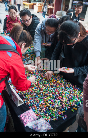 Les touristes domestiques shopping dans la vieille rue, laojie, cité touristique à huangshan, Chine Banque D'Images