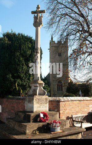 Monument aux morts et Église Sainte-hélène, Clifford Chambers, Warwickshire, UK Banque D'Images