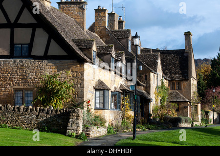 Chalets dans High Street, Broadway, Worcestershire, Angleterre, RU Banque D'Images