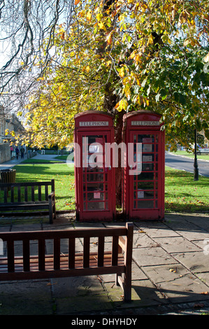 Deux boîtes de téléphone rouge dans High Street, Broadway, Worcestershire, Angleterre, RU Banque D'Images