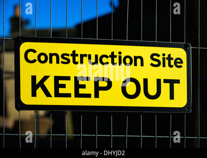 Tenir hors du site 'Construction', signe d'avertissement. A591, Cumbria, Angleterre, Royaume-Uni, Europe. Banque D'Images