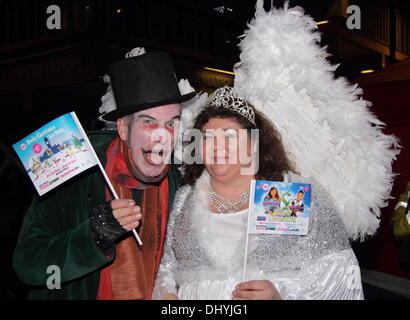 16 novembre 2013. Derby, Royaume-Uni. 16 Nov, 2013. Cheryl Fergison, vêtu comme son personnage de pantomime "boisson des haricots' et l'acteur George habillé en pantomime Telfer son personnage Fleshcreep au Derby city centre Capital FM's Les lumières de Noël l'allumage en association avec Derby Live. Cheryl Fergison est en vedette dans Jack et le haricot magique dans les Assembly Rooms, à Derby, 4 nov - 5 Jan acteur, aux côtés de George. Telfer Credit : Deborah Vernon/Alamy Live News Banque D'Images