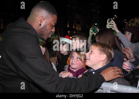 16 novembre 2013. Derby, Royaume-Uni. 16 Nov, 2013. Te Qhairo Eugene d'Adorable Rogues répond aux fans à la capitale des lumières de Noël-commutateur FM sur les concerts dans le centre-ville de Derby. Credit : Deborah Vernon/Alamy Live News Banque D'Images