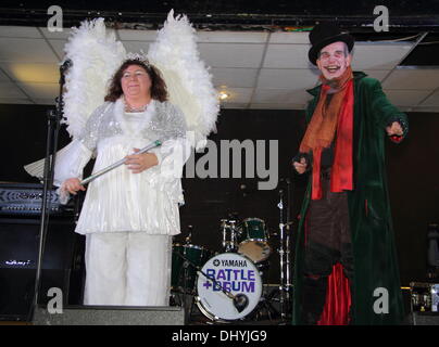 16 novembre 2013. Derby, Royaume-Uni. 16 Nov, 2013. Cheryl Fergison, vêtu comme son personnage de pantomime "boisson des haricots' et l'acteur George habillé en pantomime Telfer son personnage Fleshcreep au Derby city centre Capital FM's Les lumières de Noël l'allumage en association avec Derby Live. Cheryl Fergison est en vedette dans Jack et le haricot magique dans les Assembly Rooms, à Derby, 4 nov - 5 Jan acteur, aux côtés de George. Telfer Credit : Deborah Vernon/Alamy Live News Banque D'Images