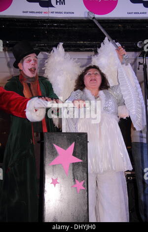 16 nov. 2013 derby, Royaume-Uni.. 16 nov, 2013. Cheryl fergison, vêtu comme son personnage de pantomime "boisson des haricots' et l'acteur, George comme fleshcreep telfer, mettre sur le centre-ville de Derby's Christmas lights en association avec capital fm et derby vivre. Cheryl est avec comme "l'esprit des haricots' dans jack et le haricot magique dans les Assembly Rooms, à Derby, 4 nov - 5 jan acteur, aux côtés de George. Credit : telfer deborah vernon/Alamy live news Banque D'Images