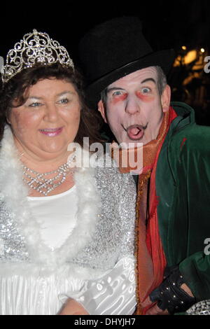 16 novembre 2013. Derby, Royaume-Uni. 16 Nov, 2013. Cheryl Fergison, vêtu comme son personnage de pantomime "boisson des haricots' et l'acteur George habillé en pantomime Telfer son personnage Fleshcreep au Derby city centre Capital FM's Les lumières de Noël l'allumage en association avec Derby Live. Cheryl Fergison est en vedette dans Jack et le haricot magique dans les Assembly Rooms, à Derby, 4 nov - 5 Jan acteur, aux côtés de George. Telfer Credit : Deborah Vernon/Alamy Live News Banque D'Images