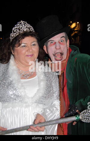 16 novembre 2013. Derby, Royaume-Uni. 16 Nov, 2013. Cheryl Fergison, vêtu comme son personnage de pantomime "boisson des haricots' et l'acteur George habillé en pantomime Telfer son personnage Fleshcreep au Derby city centre Capital FM's Les lumières de Noël l'allumage en association avec Derby Live. Cheryl Fergison est en vedette dans Jack et le haricot magique dans les Assembly Rooms, à Derby, 4 nov - 5 Jan acteur, aux côtés de George. Telfer Credit : Deborah Vernon/Alamy Live News Banque D'Images