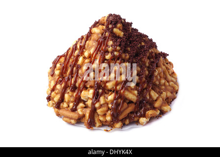 Gâteau sucré avec du chocolat, lait condensé et les cookies sur un fond blanc Banque D'Images