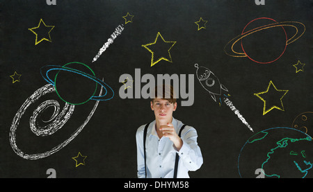 Businessman pointing at chalk univers planète système solaire sur tableau noir d'imaginer l'espace Voyage Banque D'Images