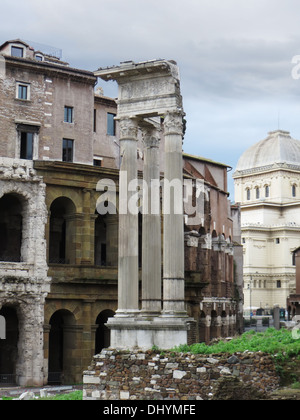 Temple d'Apollon Sosien. Ruines à côté du Teatro di Marcello à Rome - Italie Banque D'Images